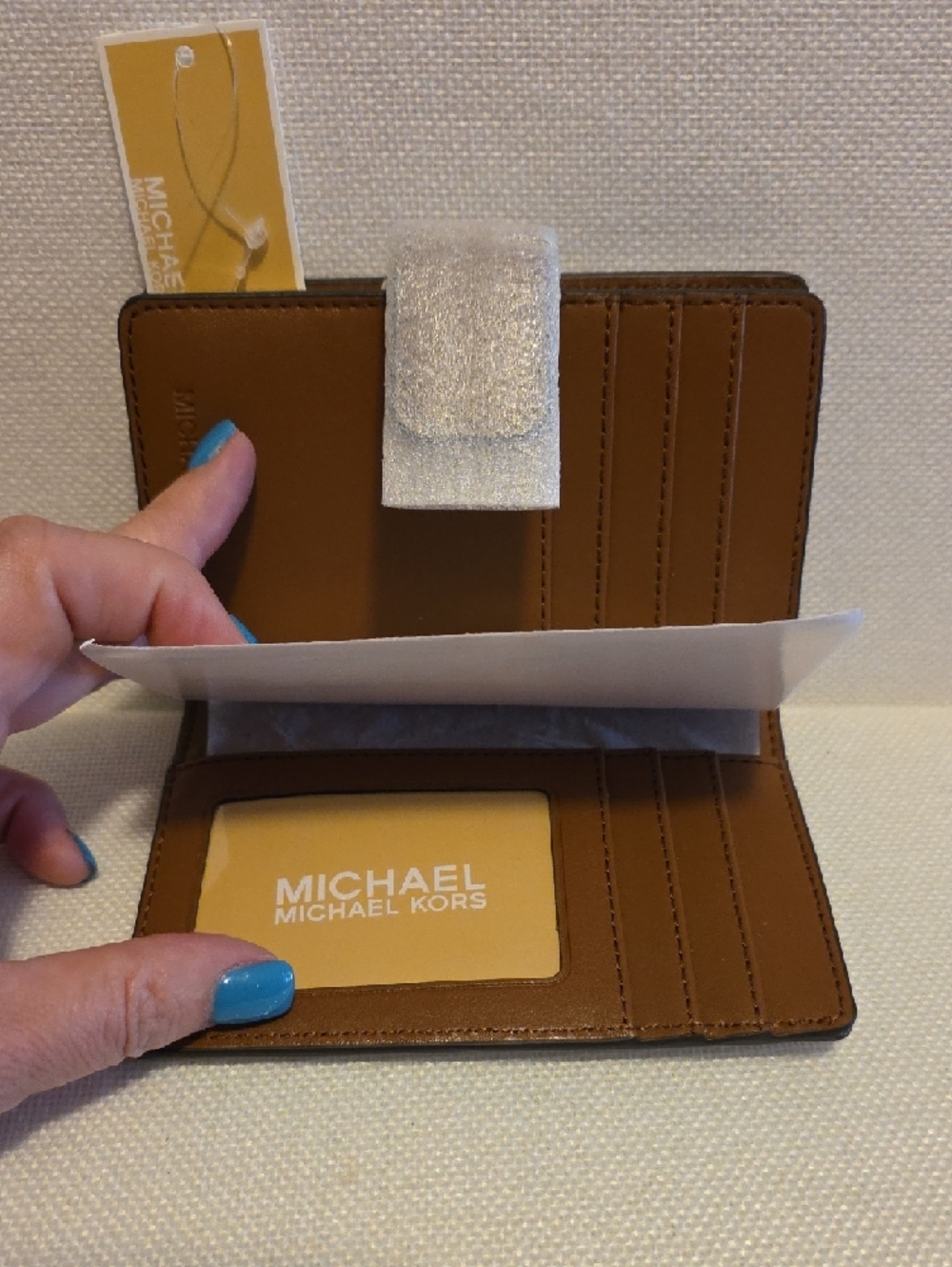 NWT Michael Kors Vanilla Logo Zip Coin Wallet with Gold Hardware - Picture 2 of 2